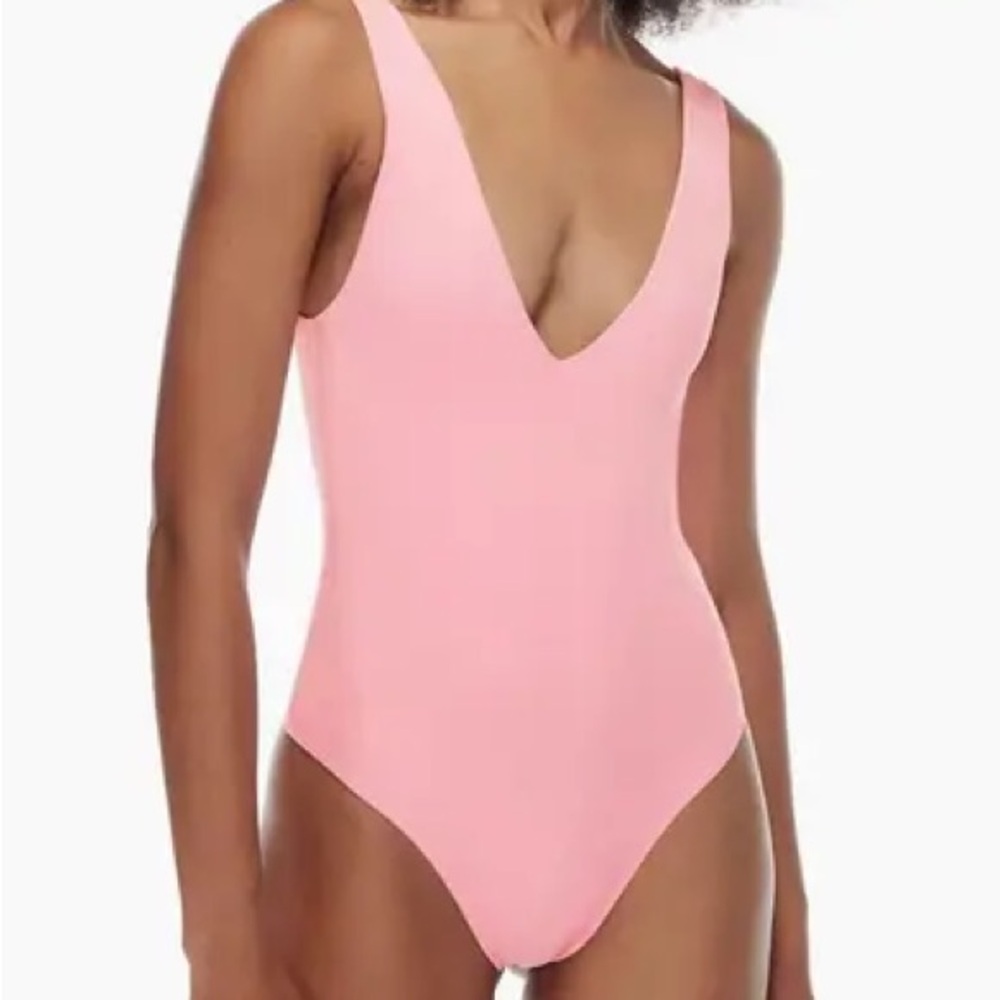 Aritzia Babaton Contour V Neck Bodysuit